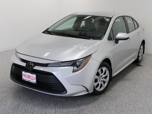 Used 2025 Toyota Corolla LE FWD image 2