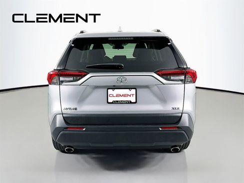 Used 2020 Toyota RAV4 XLE Premium FWD image 8