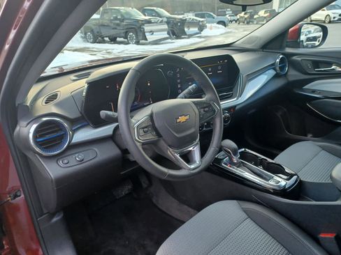 Used 2025 Chevrolet Trax LT w/ LT Convenience Package image 8