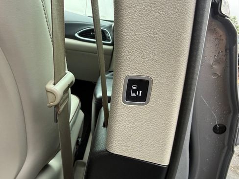 Used 2017 Chrysler Pacifica Limited w/ Advanced Safetytec Group FWD image 65