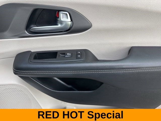 Used 2023 Chrysler Pacifica Touring-L FWD image 38