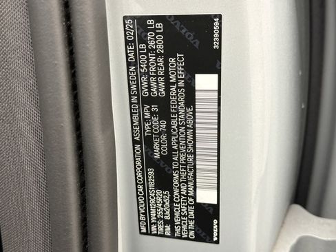 Used 2025 Volvo XC60 B5 Plus image 11