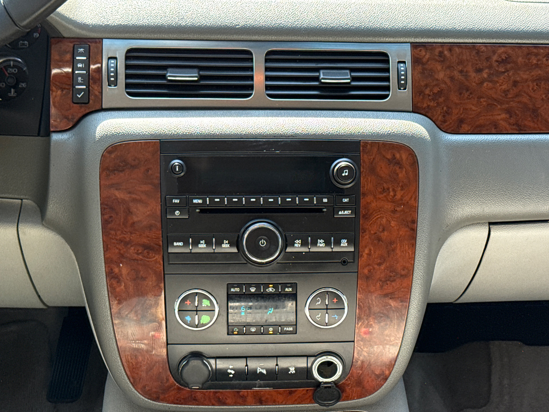 Used 2007 Chevrolet Suburban LT w/ 1LT Special Edition RWD image 13