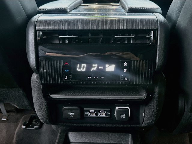 Used 2024 Jeep Wagoneer Series III AWD/4WD image 25