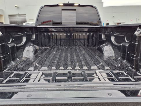 Used 2023 Nissan Titan SV image 17
