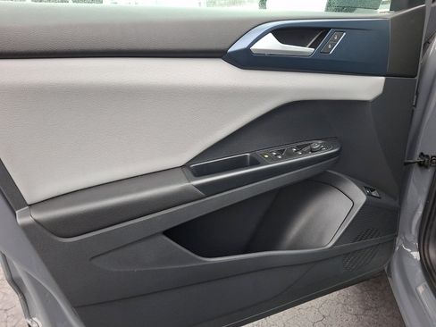 Certified 2023 Volkswagen Taos SE w/ Panoramic Sunroof Package image 12