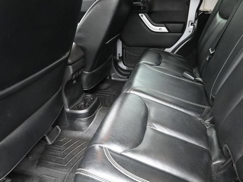 Used 2014 Jeep Wrangler Unlimited Sahara w/ Connectivity Group AWD/4WD image 12