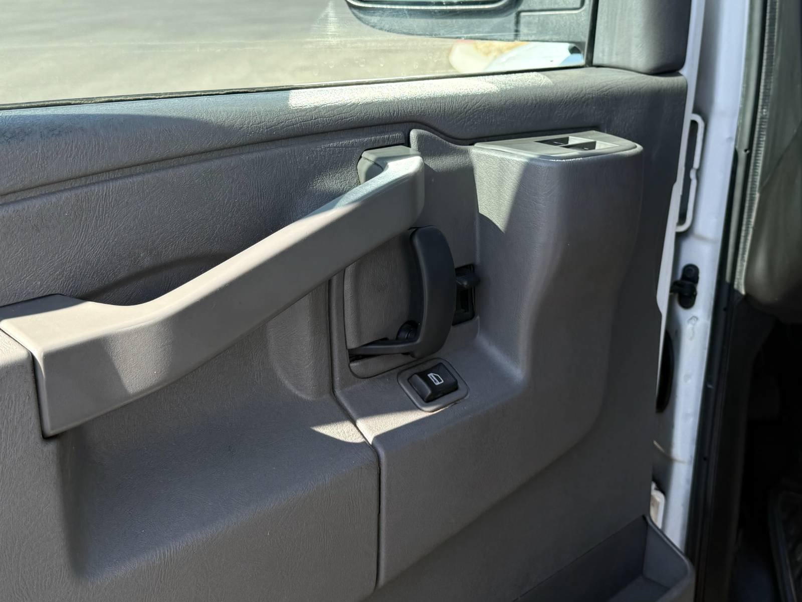 Used 2016 Chevrolet Express 2500 RWD image 23