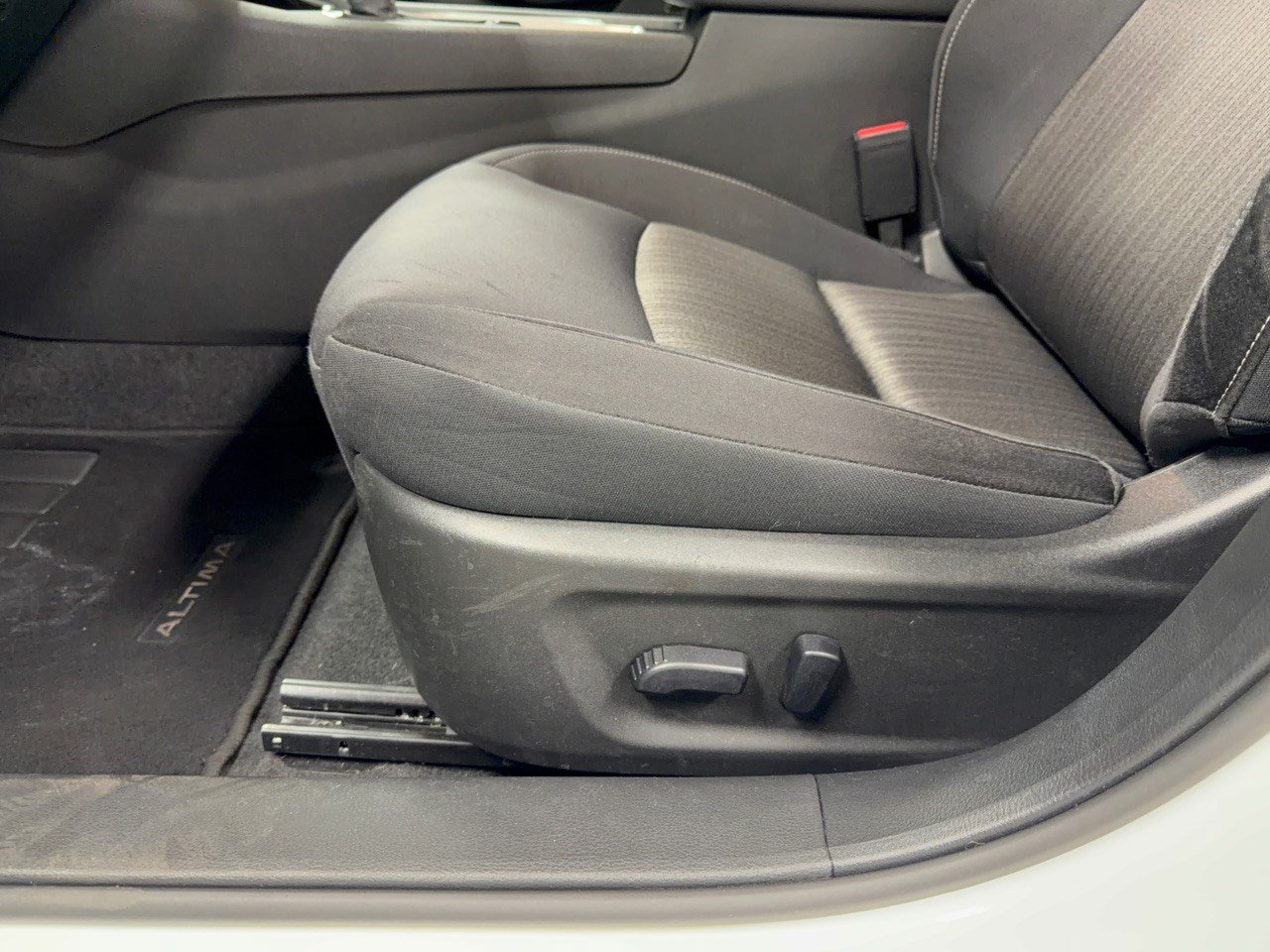 Used 2024 Nissan Altima 2.5 SV FWD image 16