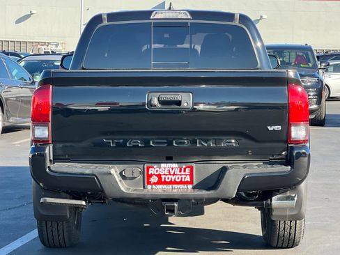 Used 2018 Toyota Tacoma TRD Sport image 8