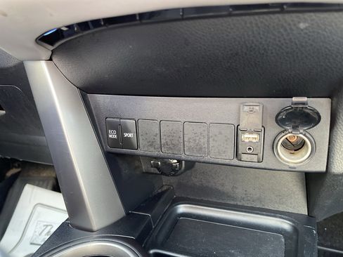 Used 2018 Toyota RAV4 XLE w/ Plus Extra Value Package image 29