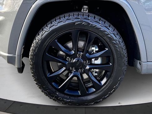 Certified 2022 Jeep Grand Cherokee Laredo X image 33