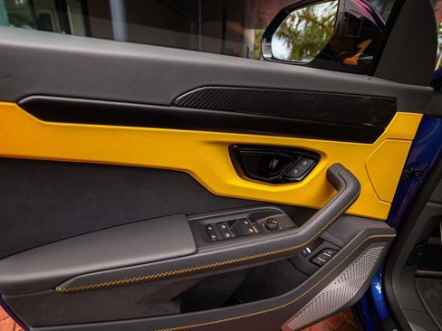 Used 2025 Lamborghini Urus SE AWD/4WD image 49