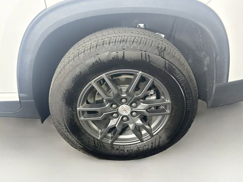 Used 2025 GMC Acadia Elevation image 11