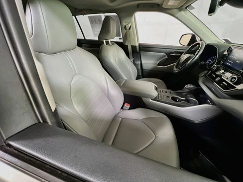 Used 2021 Toyota Highlander XLE AWD/4WD image 28