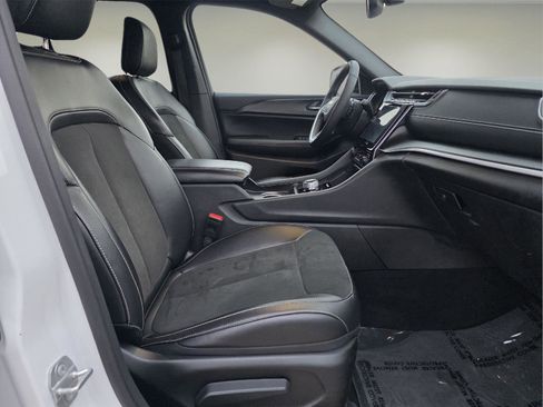 Used 2024 Jeep Grand Cherokee Altitude image 22