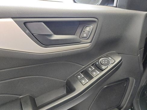 Used 2022 Ford Escape SE w/ SE Sport Appearance Package image 18