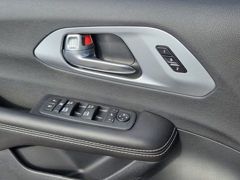 New 2026 Chrysler Pacifica Limited w/ Uconnect Theater Family Group image 15