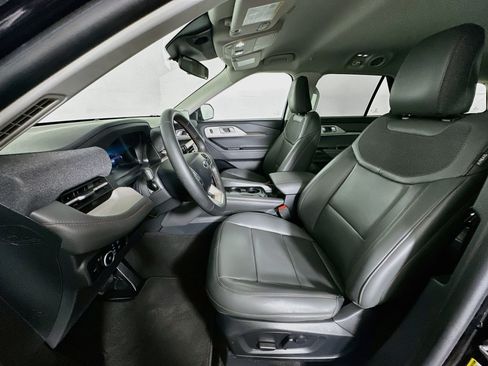 Used 2025 Ford Explorer Active w/ Active Comfort Package RWD image 13