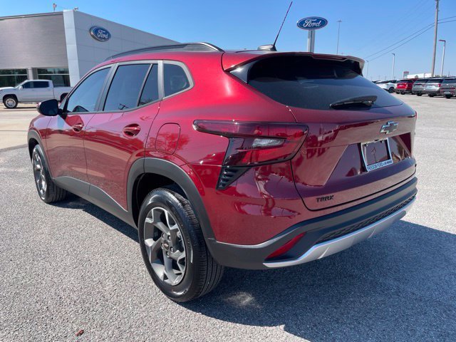 Used 2025 Chevrolet Trax LT w/ LT Convenience Package FWD image 8