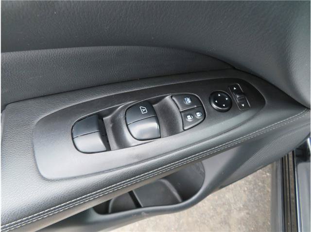 Used 2020 Nissan Pathfinder S AWD/4WD image 32