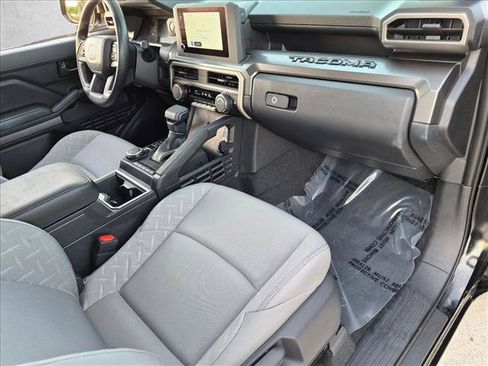 Certified 2025 Toyota Tacoma SR5 AWD/4WD image 19