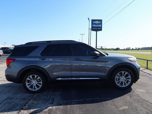 Used 2022 Ford Explorer XLT w/ Equipment Group 202A image 5