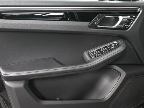 Certified 2025 Porsche Macan image 6