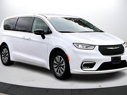 Certified 2024 Chrysler Pacifica Select image 2