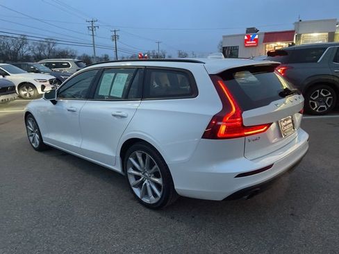 Used 2020 Volvo V60 T5 Momentum w/ Momentum Advanced Package image 2