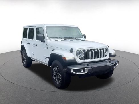 Used 2025 Jeep Wrangler Sahara image 2