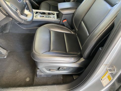 Used 2020 Ford Explorer XLT w/ Equipment Group 202A AWD/4WD image 30