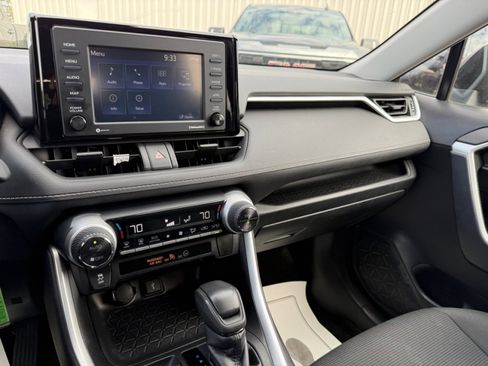 Used 2021 Toyota RAV4 LE image 11