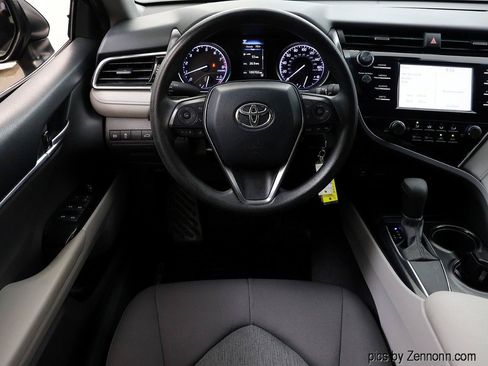 Used 2018 Toyota Camry LE FWD image 15