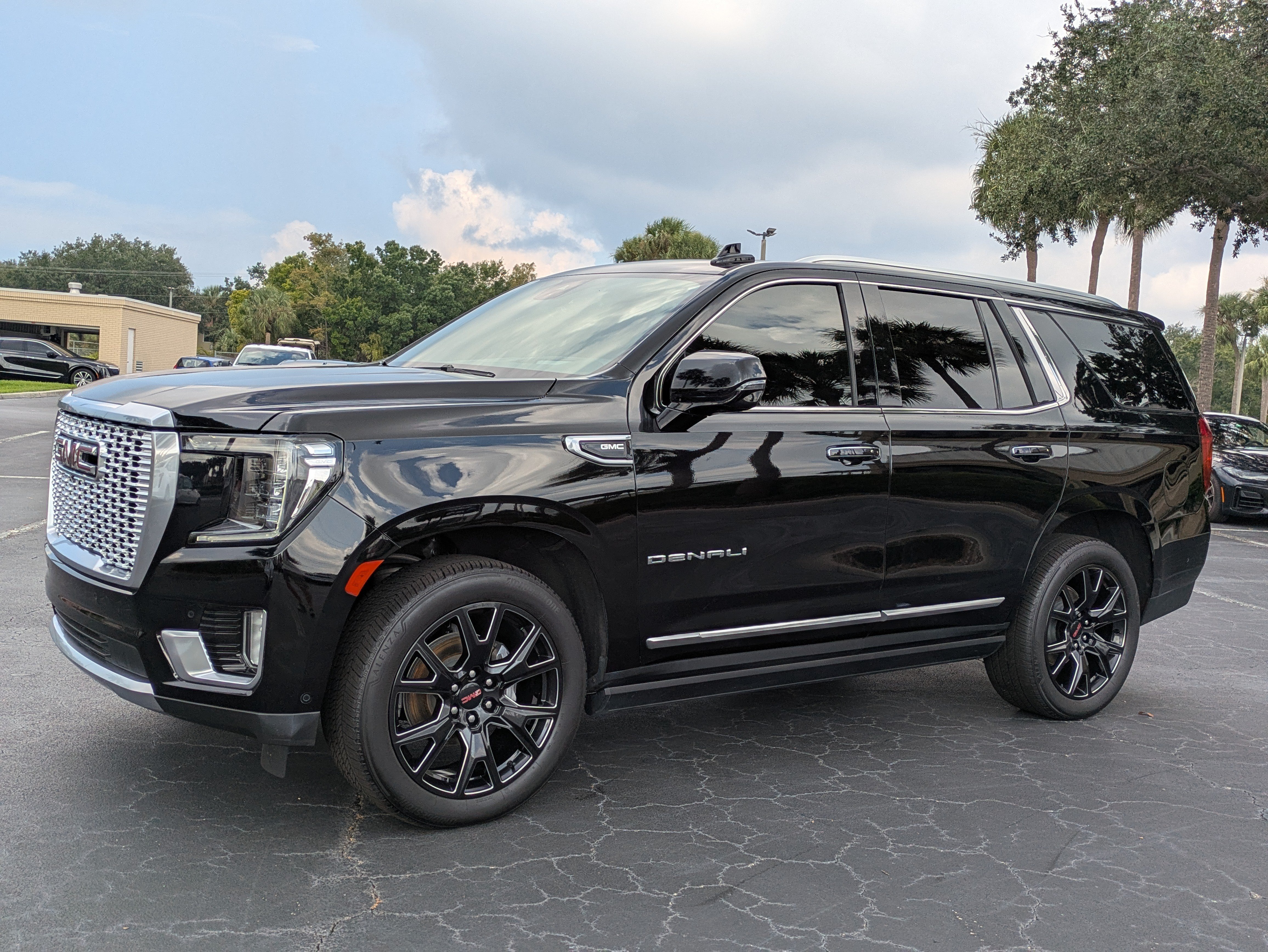 Used 2023 GMC Yukon Denali w/ Denali Reserve Package AWD/4WD image 2