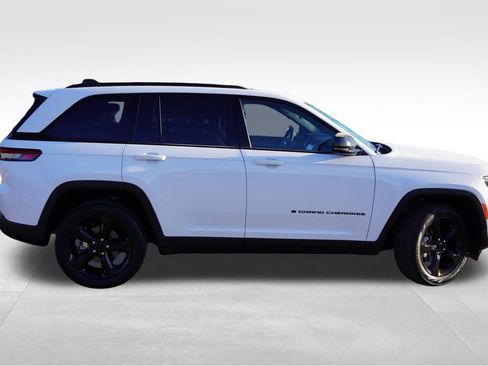 Used 2024 Jeep Grand Cherokee Limited w/ Luxury Tech Group II AWD/4WD image 2