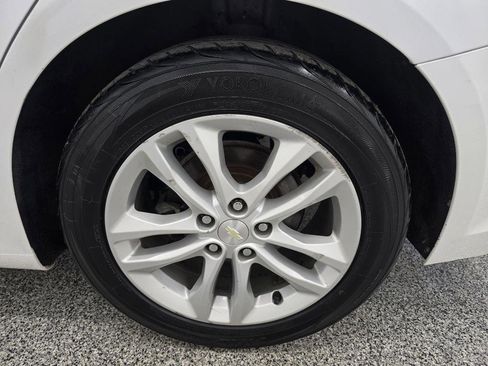 Used 2017 Chevrolet Malibu LT FWD image 28