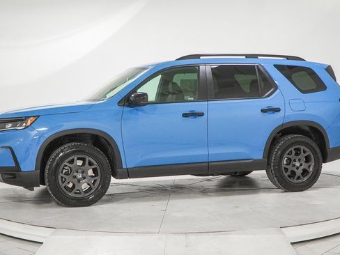 Certified 2025 Honda Pilot TrailSport image 6