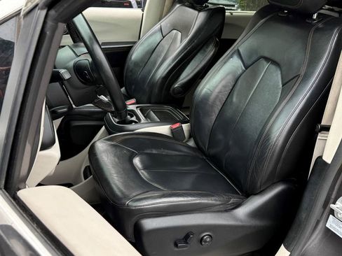 Used 2017 Chrysler Pacifica Touring-L image 21