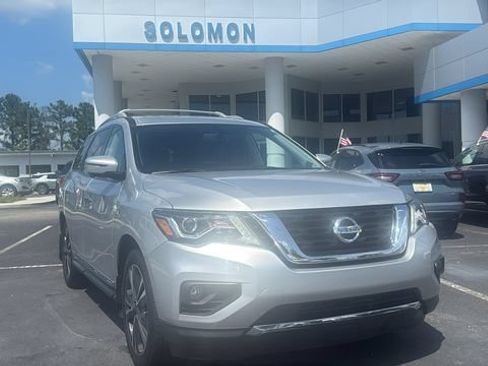 Used 2019 Nissan Pathfinder Platinum FWD image 1