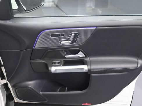 Used 2022 Mercedes-Benz GLB 250 4MATIC image 32