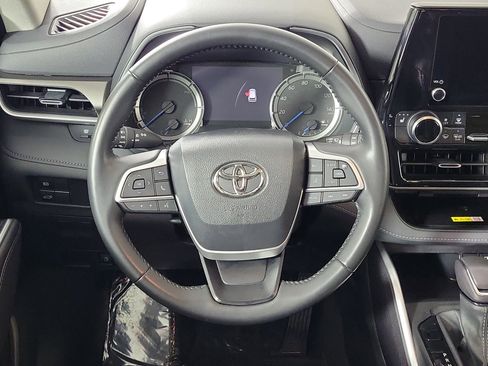 Used 2023 Toyota Highlander XLE image 12