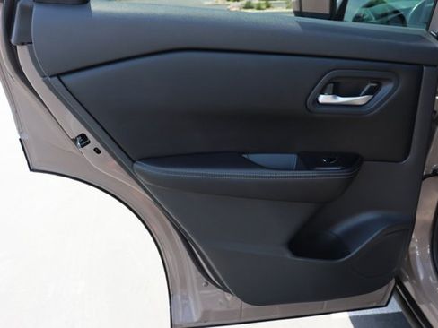 Used 2025 Nissan Rogue SV FWD image 11