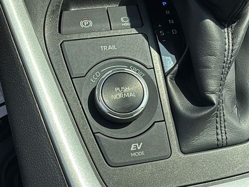 Used 2022 Toyota RAV4 LE AWD/4WD image 19