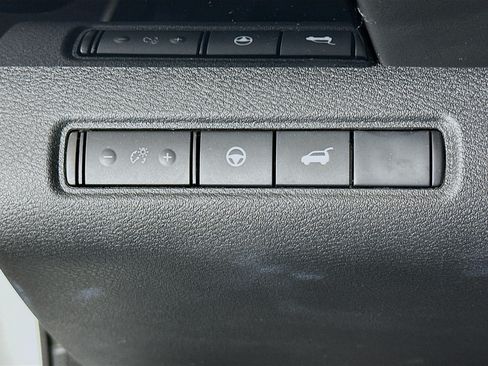Used 2025 Nissan Pathfinder SV FWD image 17