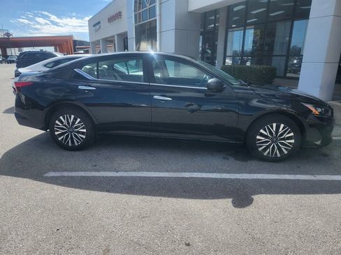 Used 2025 Nissan Altima 2.5 SV image 5