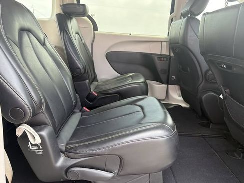 Used 2023 Chrysler Pacifica Touring-L FWD image 16