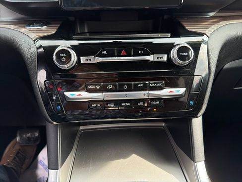 Used 2022 Ford Explorer Limited AWD/4WD image 26