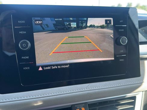 Used 2025 Volkswagen Taos SE FWD image 19