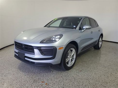 Used 2024 Porsche Macan image 2